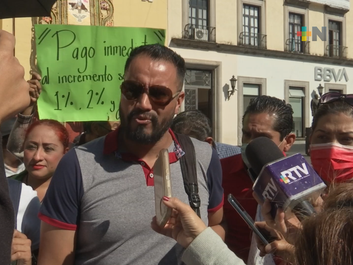 En Xalapa maestros demandan pago de incremento salarial