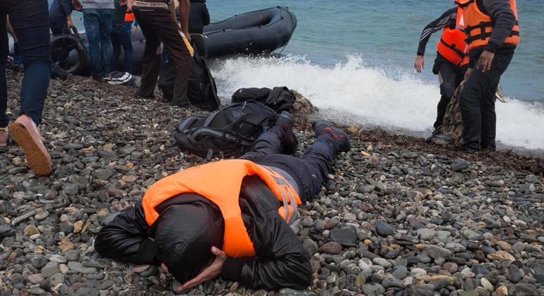 Gobiernos europeos deben permitir desembarco de 600 migrantes varados en el Mediterráneo: ONU