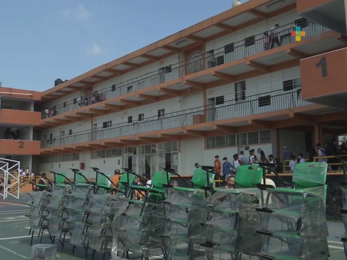 SEV entrega escrituras y mesabancos a Secundaria Técnica 3