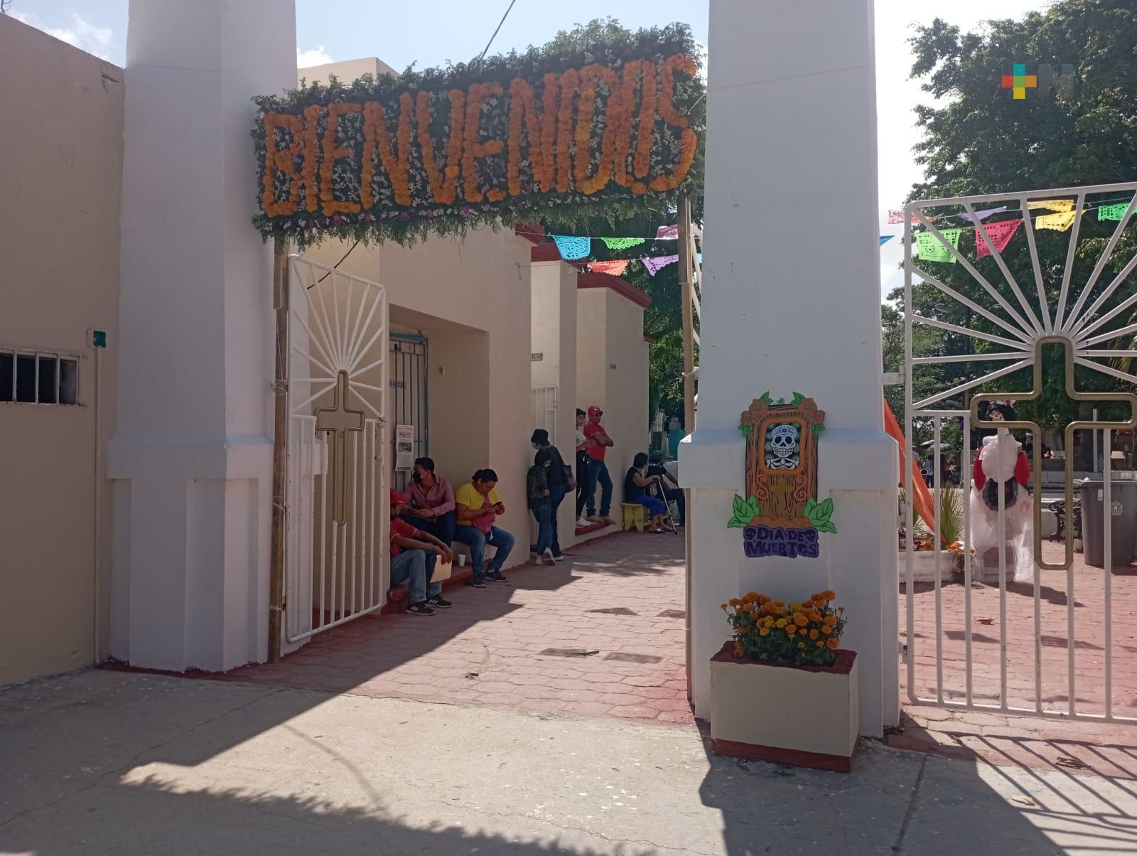 Desde temprana hora, panteones de Coatzacoalcos abrieron sus puertas