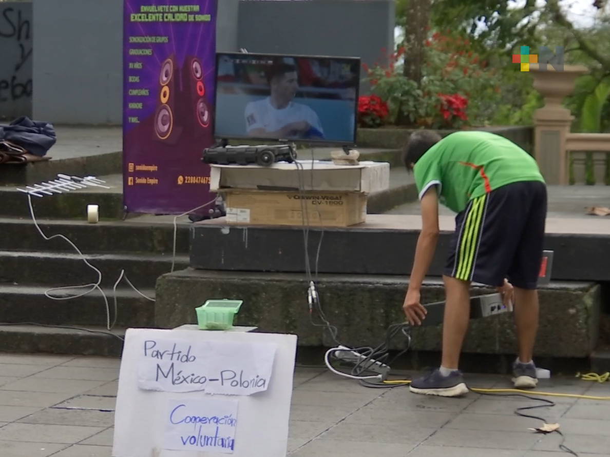 Xalapeño instala televisor en parque Juárez para ver partido de México contra Polonia