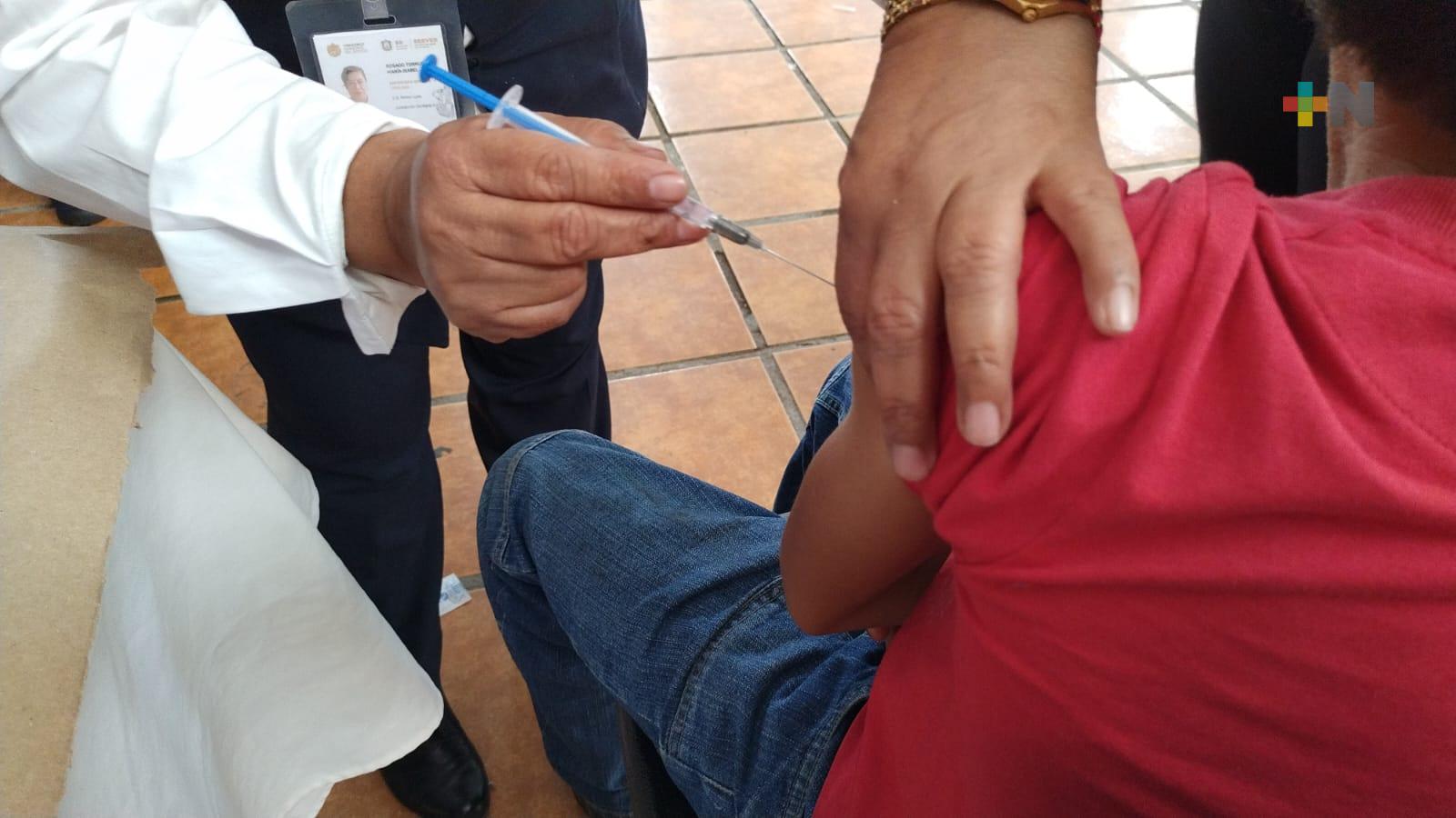 Vacunan contra Covid a población de cinco a 11 años en municipio de Rafael Lucio