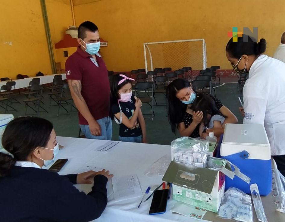 Vacunan a niñas y niños de cinco a 11 años en San Andrés Tlalnelhuayocan