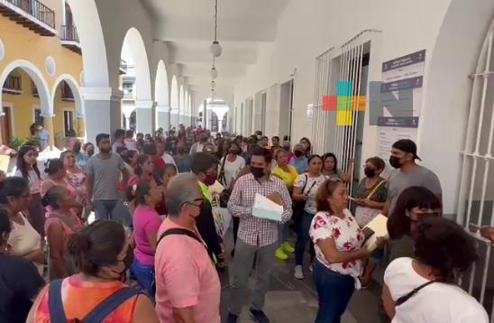 Desde hace seis meses carecen de agua, se manifiestan en Ayuntamiento de Veracruz