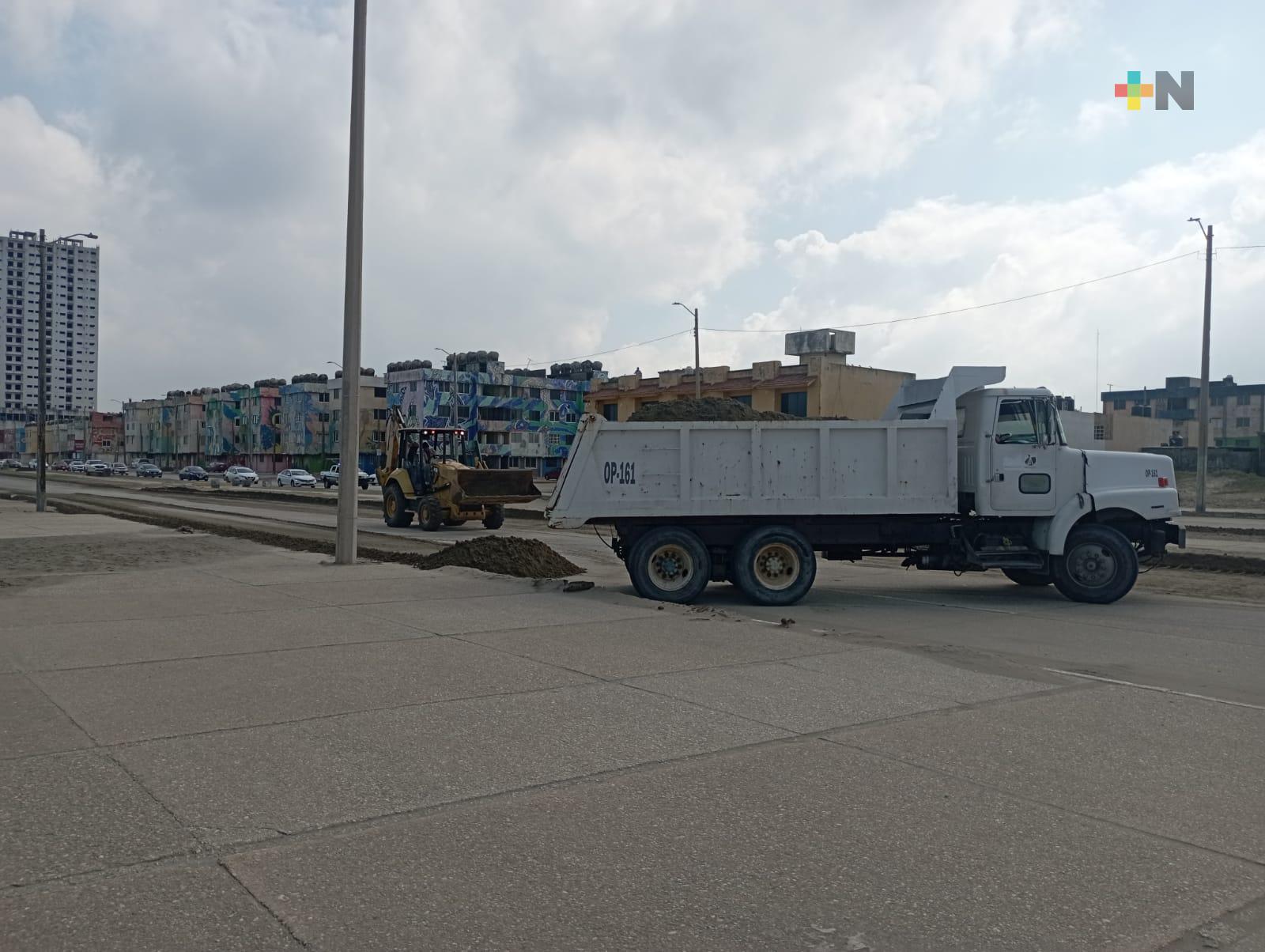 Realizan labores de limpieza en malecón de Coatzacoalcos