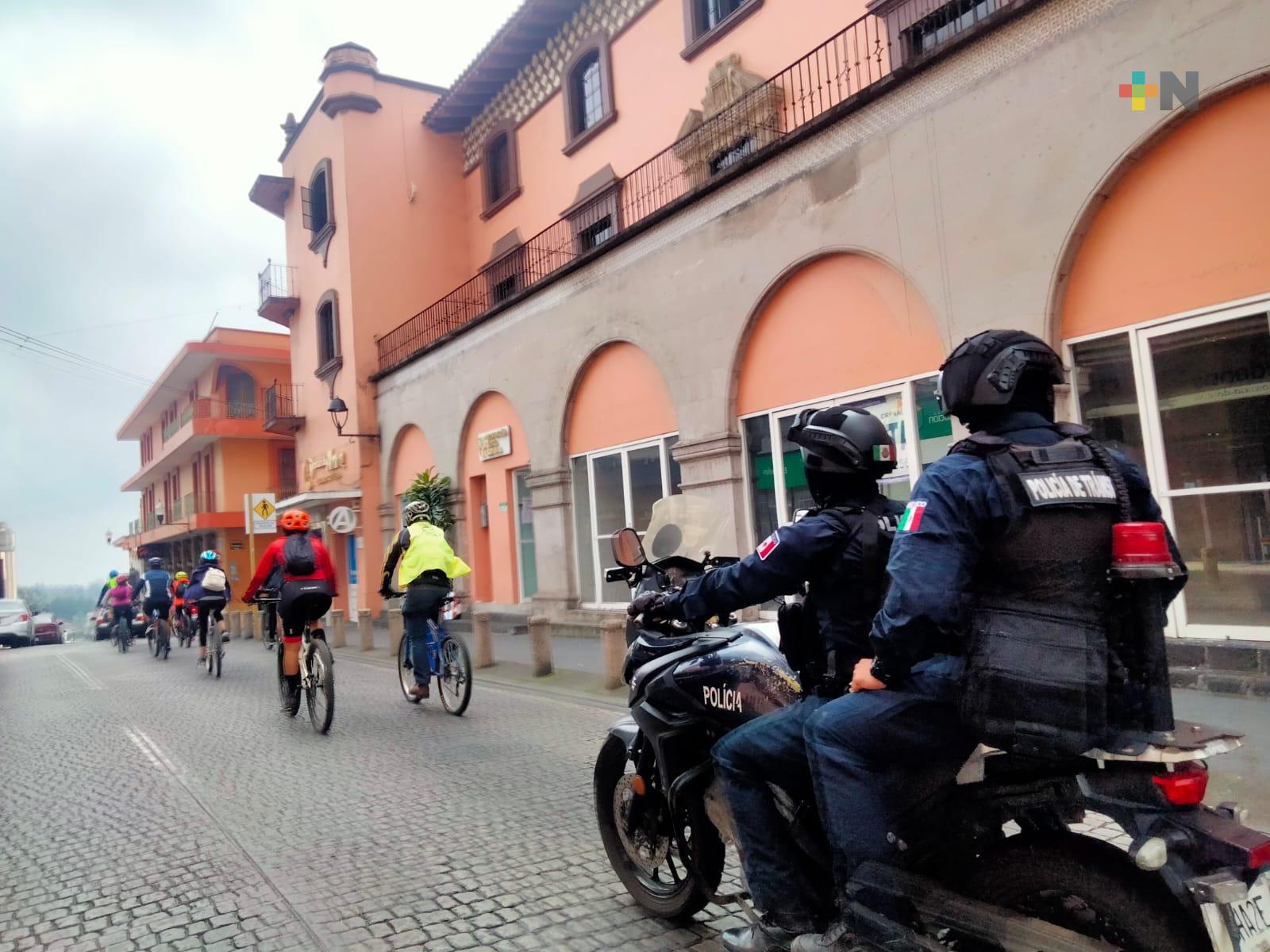 Policías municipales resguardan recorrido de ciclistas en Xalapa