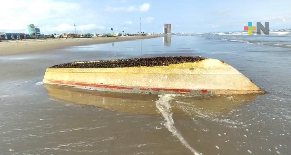 Encuentran en mal estado restos de lancha en playa de Coatzacoalcos