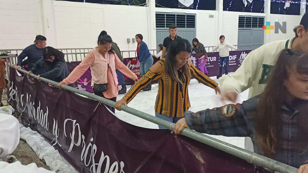 Decenas de familias disfrutan de villa iluminada y pista de hielo de Martínez de la Torre