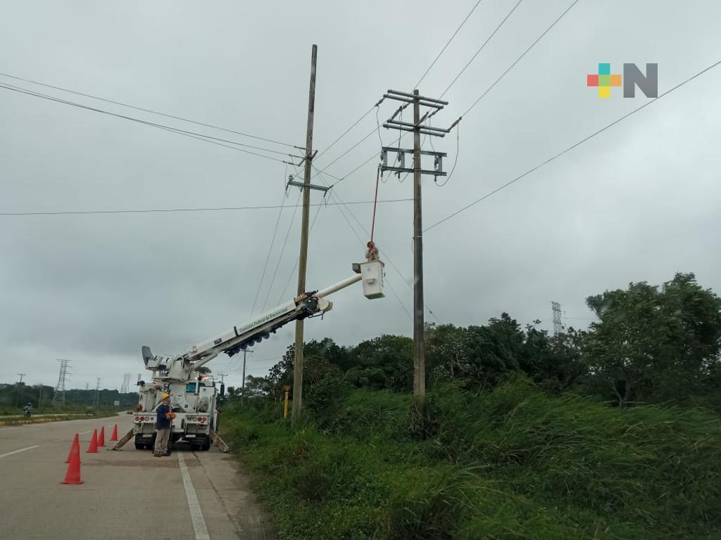 Restablecen servicio de energía eléctrica en congregación de Coatzacoalcos