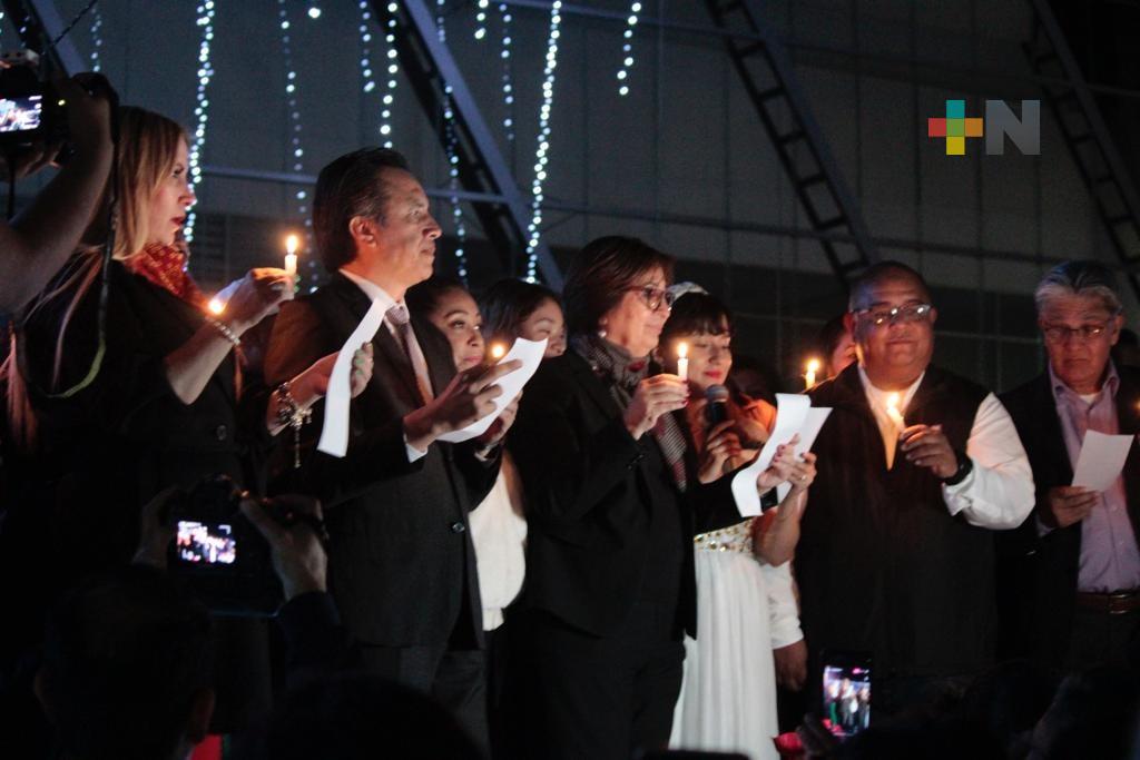 Eric Cisneros acompaña al Gobernador en el encendido de luces navideñas del DIF Estatal