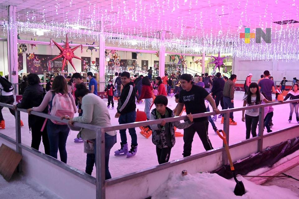 Niños, niñas y jóvenes disfrutan con alegría la pista de hielo en Coatepec: Eric Cisneros