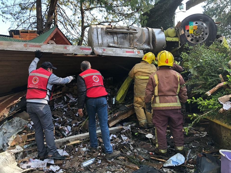 Tractocamión se accidenta en Altotonga, reportan dos personas fallecidas