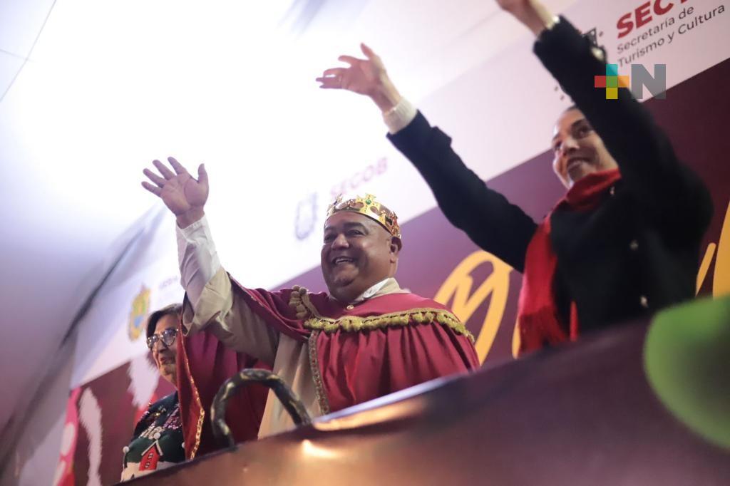 Desfile iluminado del Orgullo Navideño transmitió paz y esperanza de un futuro mejor: Eric Cisneros