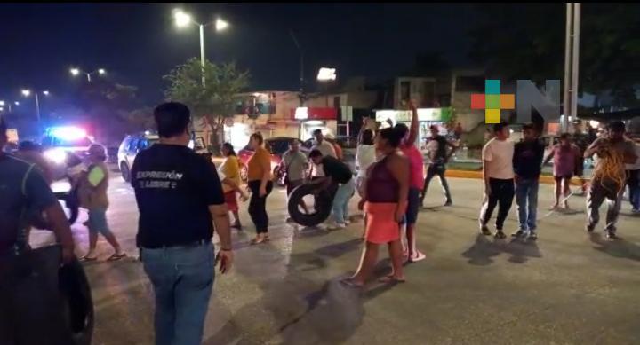 Vecinos exigen a CFE resolver problema de energía en colonia de Veracruz