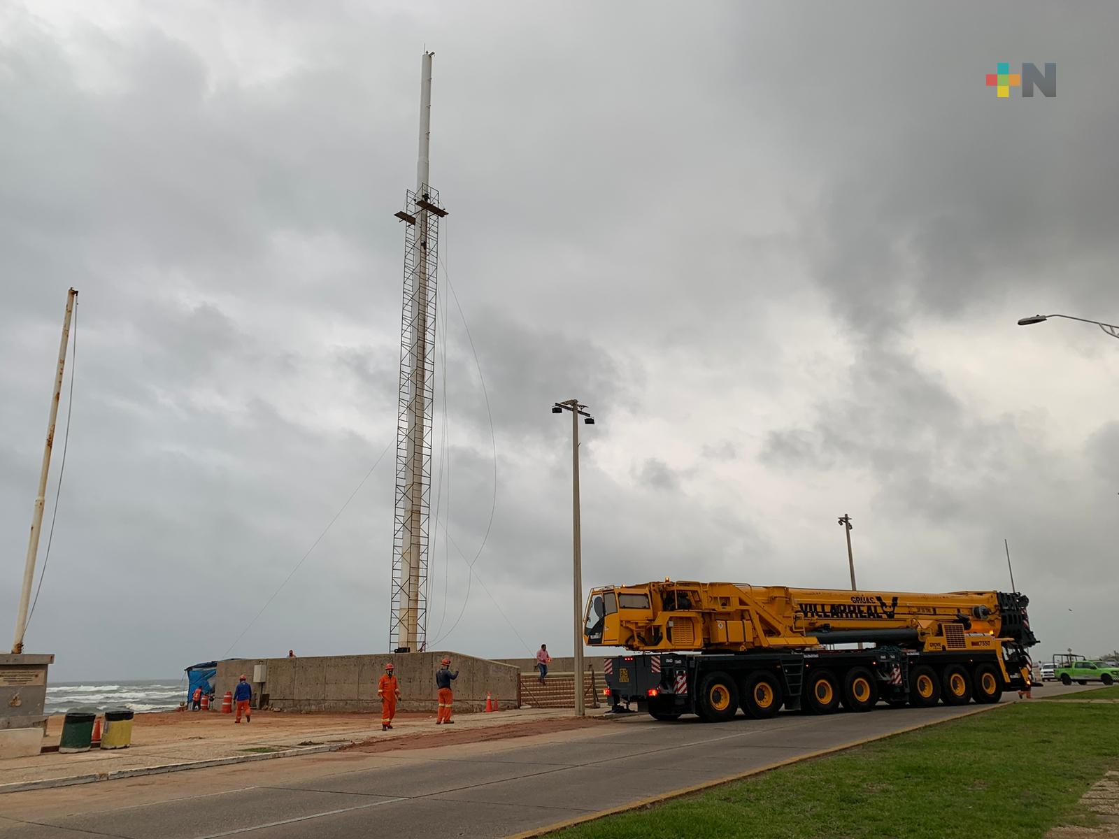 Inician trabajos de mantenimiento a la asta bandera del malecón de Coatza