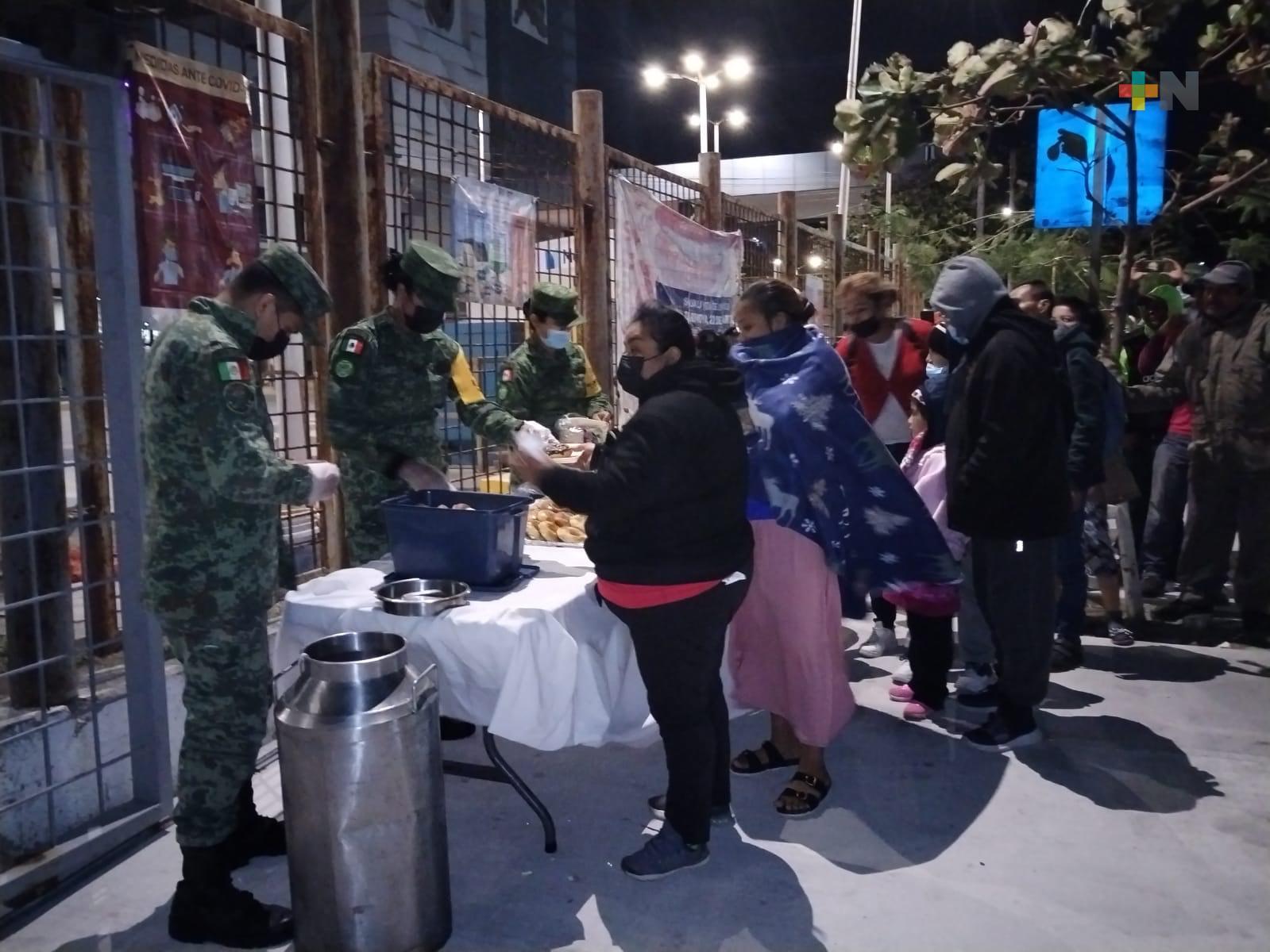 Elementos de Sedena brindan alimentos afuera de hospitales en Nochebuena