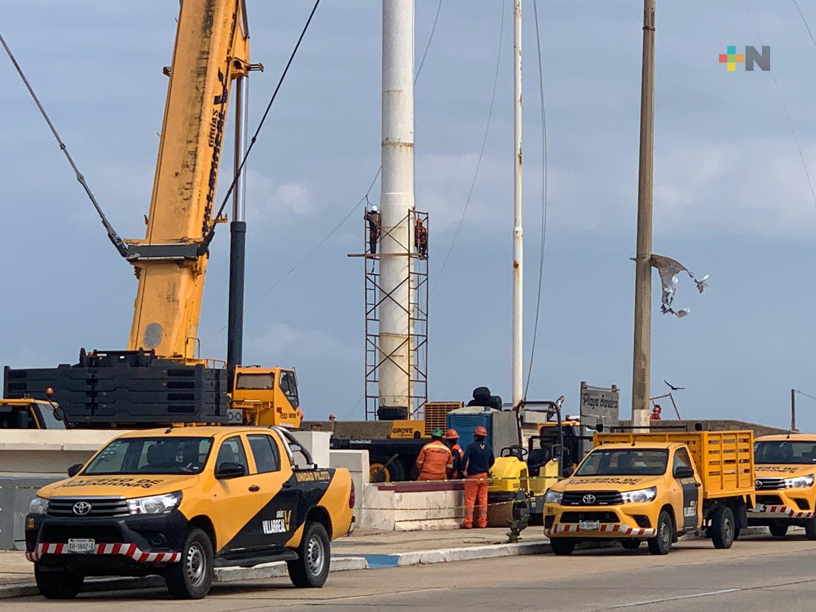 Cierran circulación vial por retiro de asta bandera en malecón de Coatzacoalcos