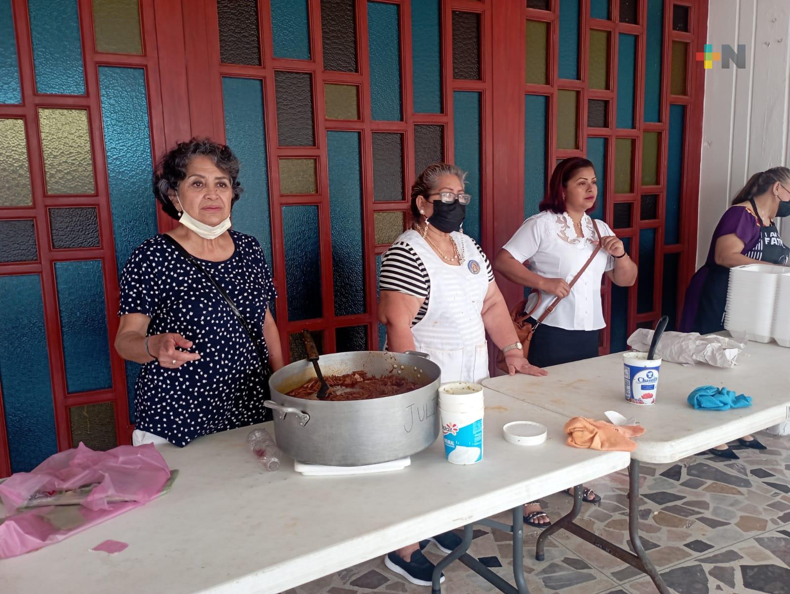 Apoyan con desayunos a peregrinos que llegan al Santuario de Coatzacoalcos