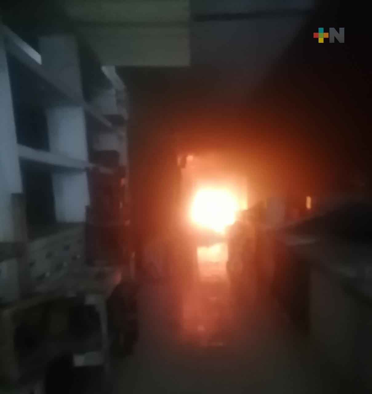 Incendio afecta a seis locales del mercado Coatzacoalcos