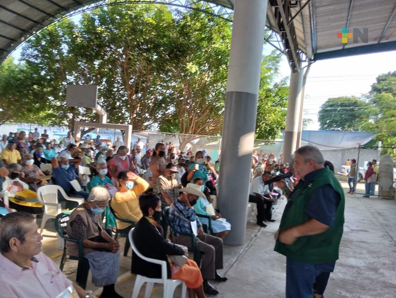 Manuel Huerta entrega tarjetas del Banco Bienestar a martinenses