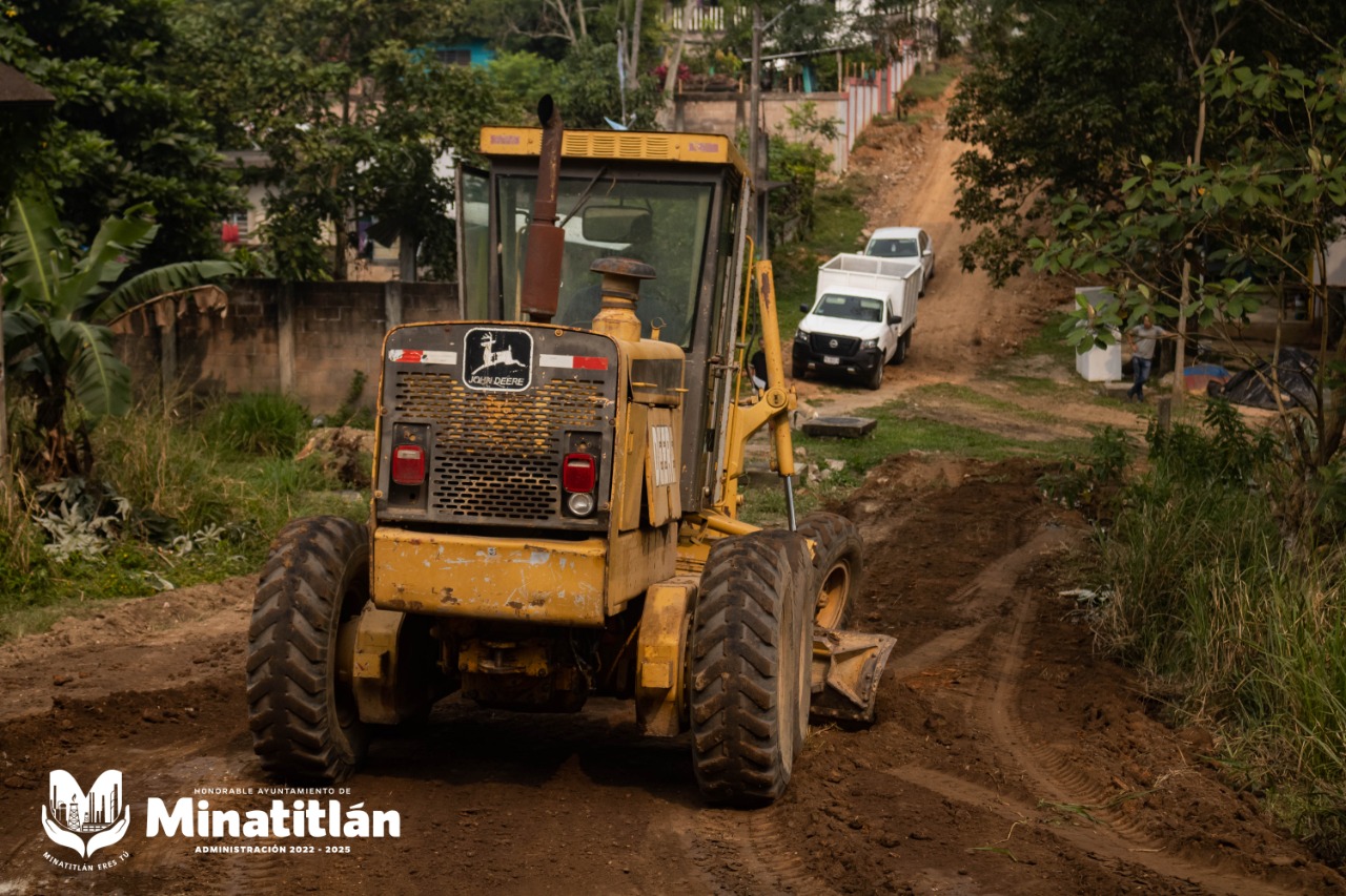 Rehabilitan calles en la colonia de Minatitlán