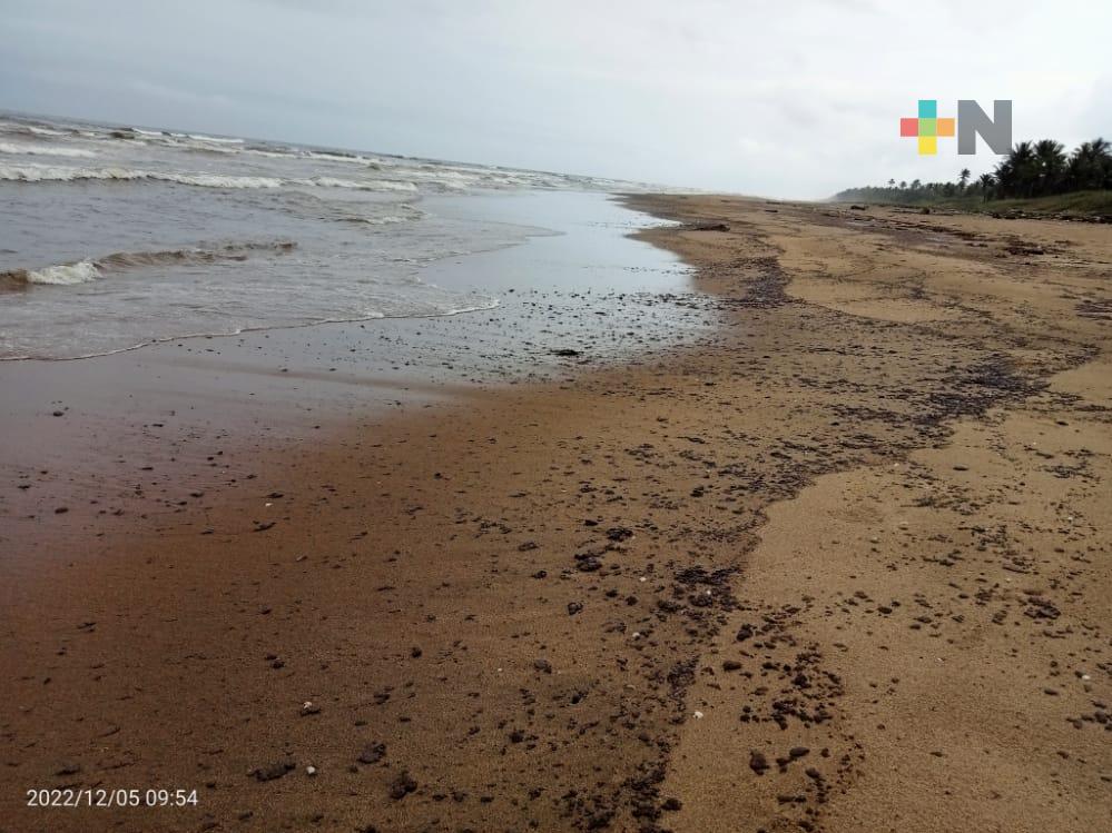 Piden pescadores atiendan derrame de combustible en playa de ejido de Coatza