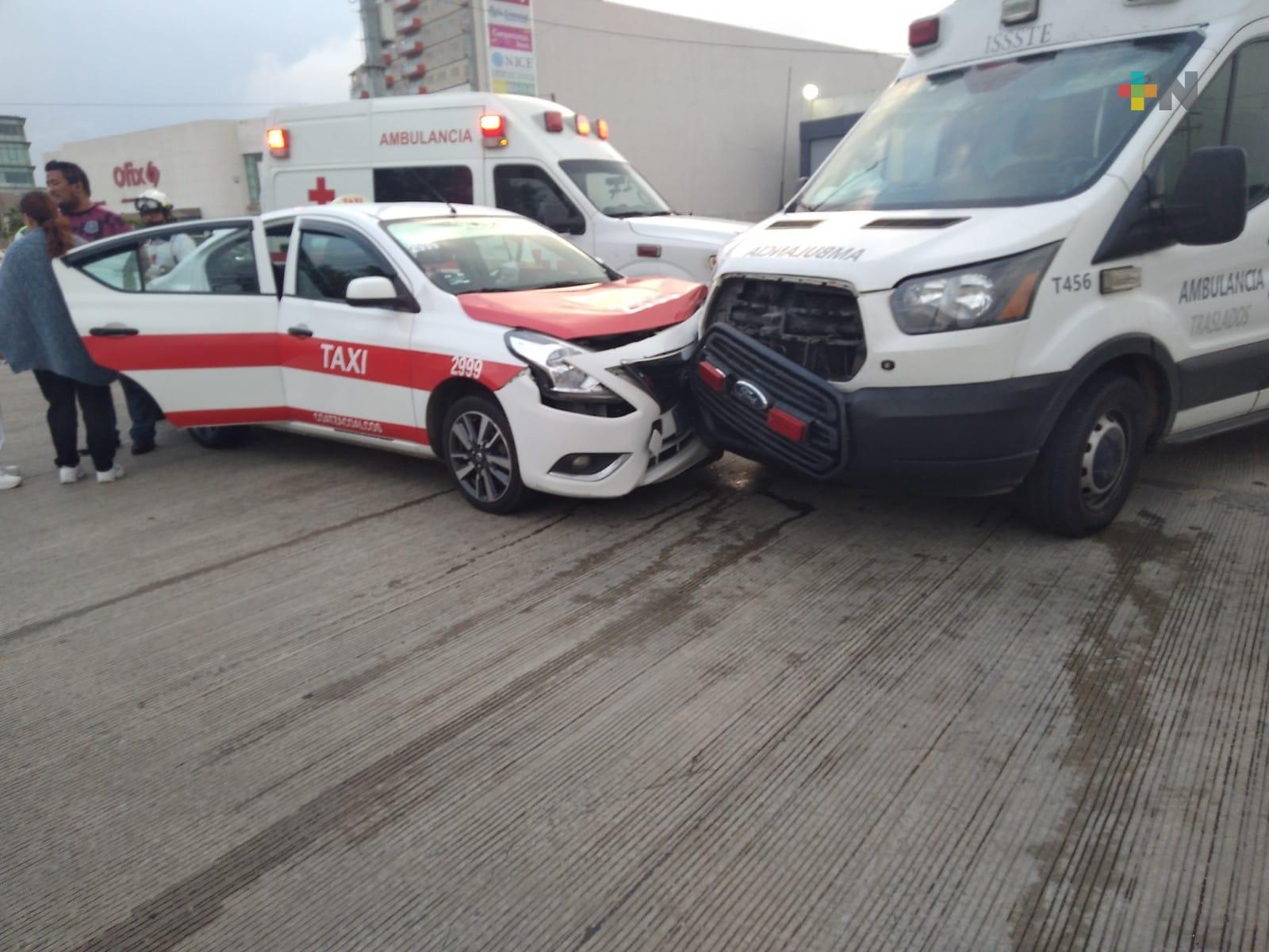Choque entre ambulancia y taxi deja dos lesionados en Coatza