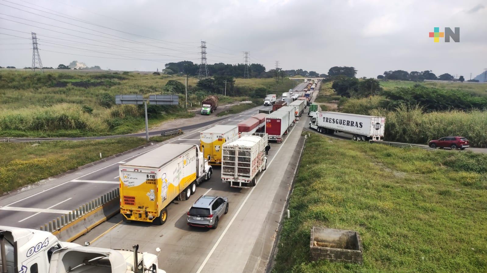 Mantienen cerrada autopista México-Veracruz por accidente automovilístico