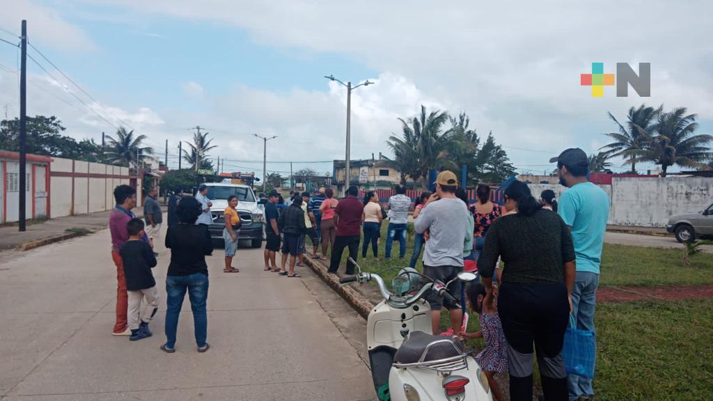 Retienen habitantes de Villa Allende vehículo de CFE por falta de energía eléctrica