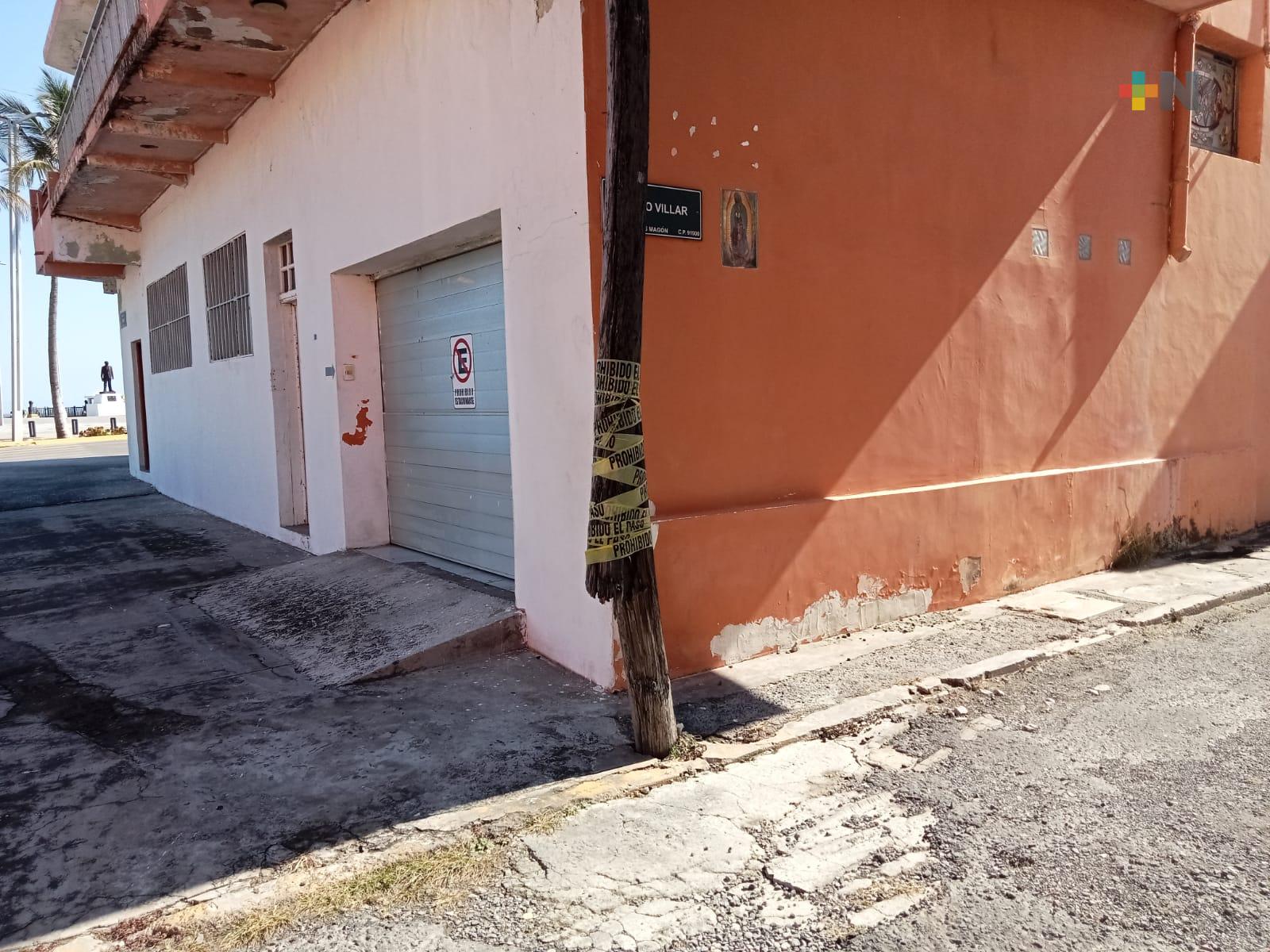 Poste apunto de colapsar en colonia de Veracruz, peligro para transeúntes