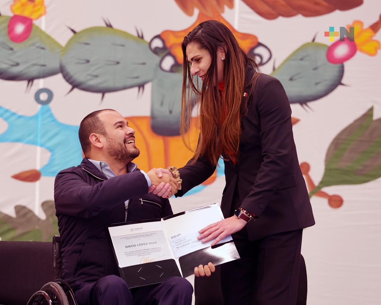 Ana Guevara entrega estímulos a medallistas mundiales de 2022