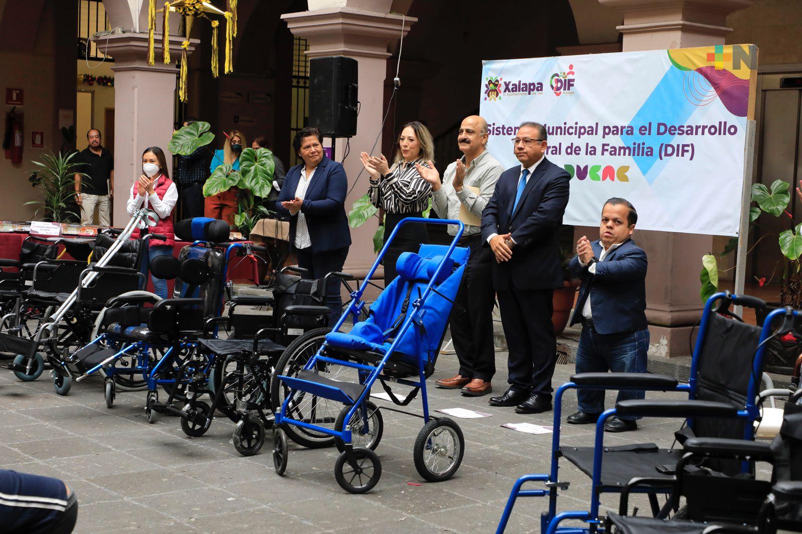 Entrega ayuntamiento xalapeño apoyos para personas con discapacidad