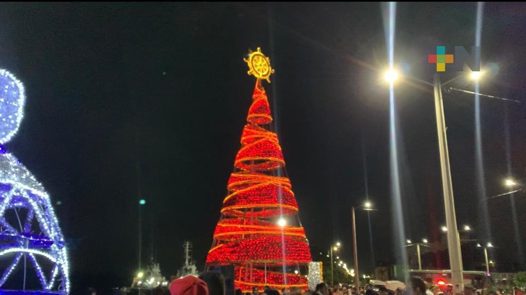 En Coatzacoalcos, Asipona realizó encendido de árbol de Navidad