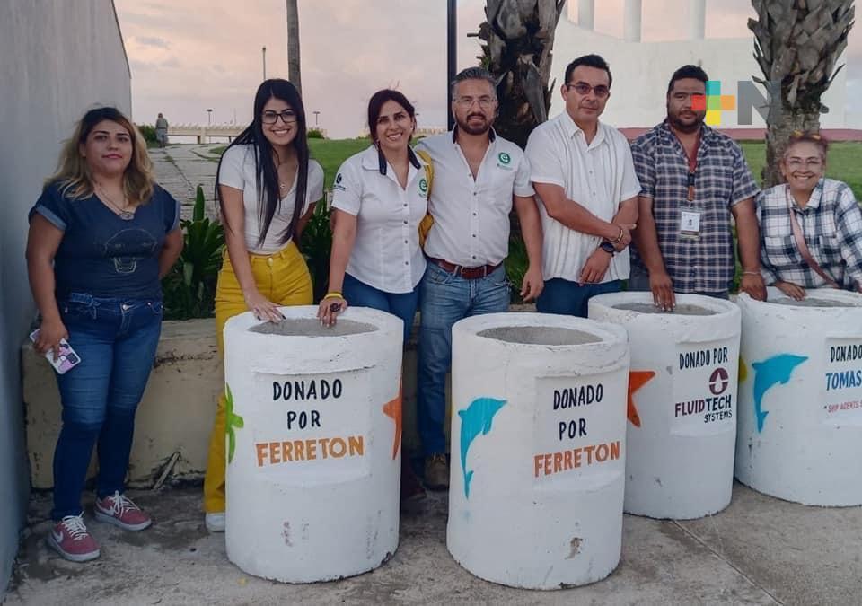 Ambientalistas colocan botes de concreto para evitar contaminación en playa de Coatza