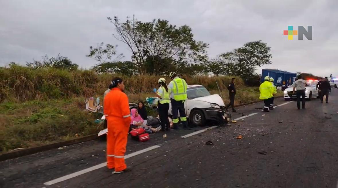Embiste tráiler a camioneta en carretera a Cosamaloapan; cuatro lesionados graves