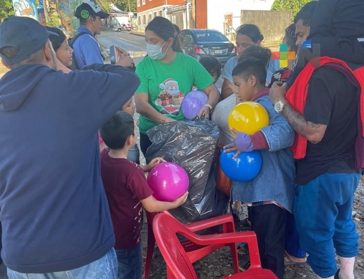 En Coatzacoalcos, ayudantes de Santa regalan juguetes a niños migrantes