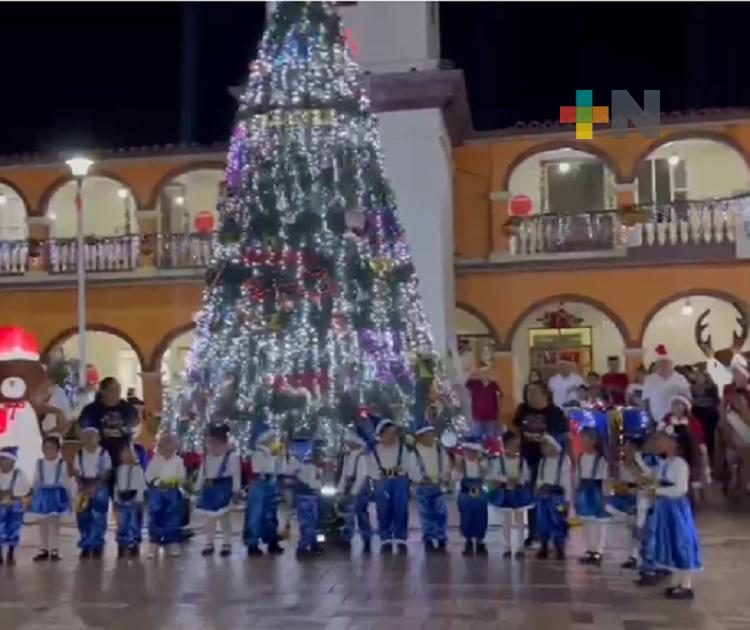 Encienden alcaldesa de Chacaltianguis árbol de Navidad