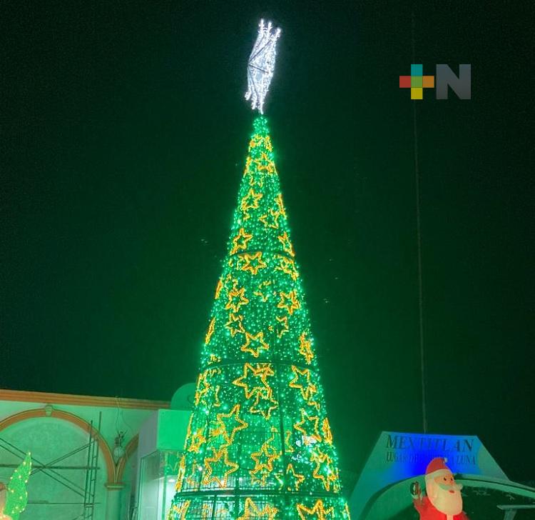Encienden árbol de Navidad en Filomeno Mata
