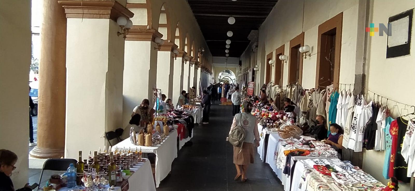 Expoventa de artículos artesanales en bajos del palacio de gobierno