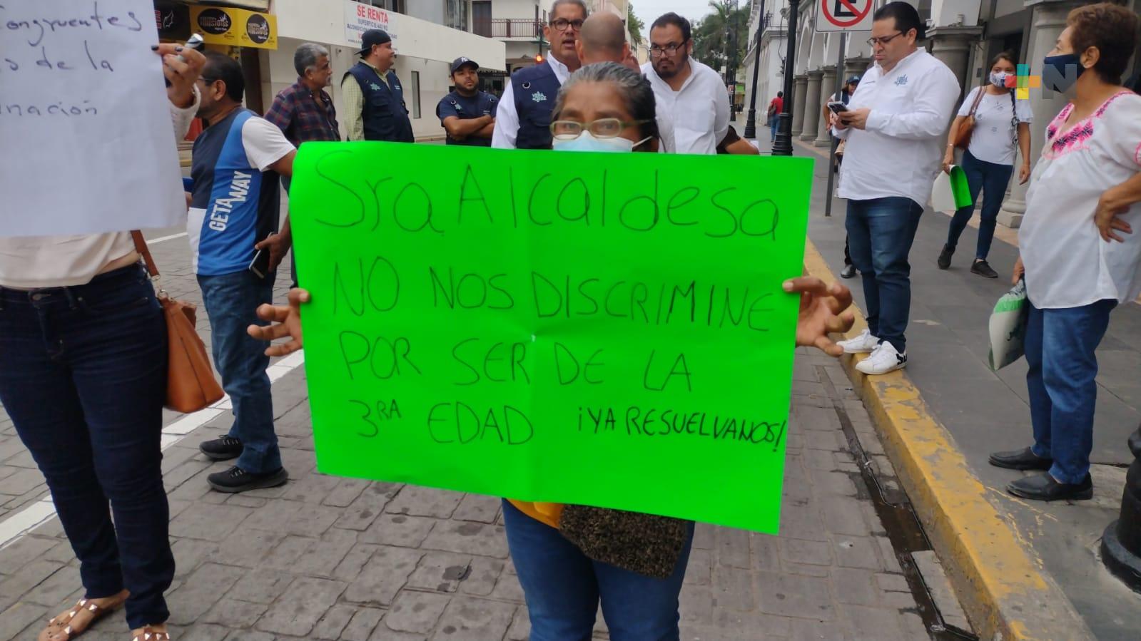 Ayuntamiento de Veracruz no cumple con reinstalación de trabajadores; realizan bloqueo