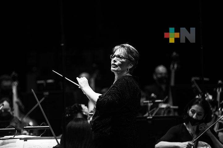 Académica UV, Consuelo Bolio dirigió la Orquesta Sinfónica Nacional en Bellas Artes