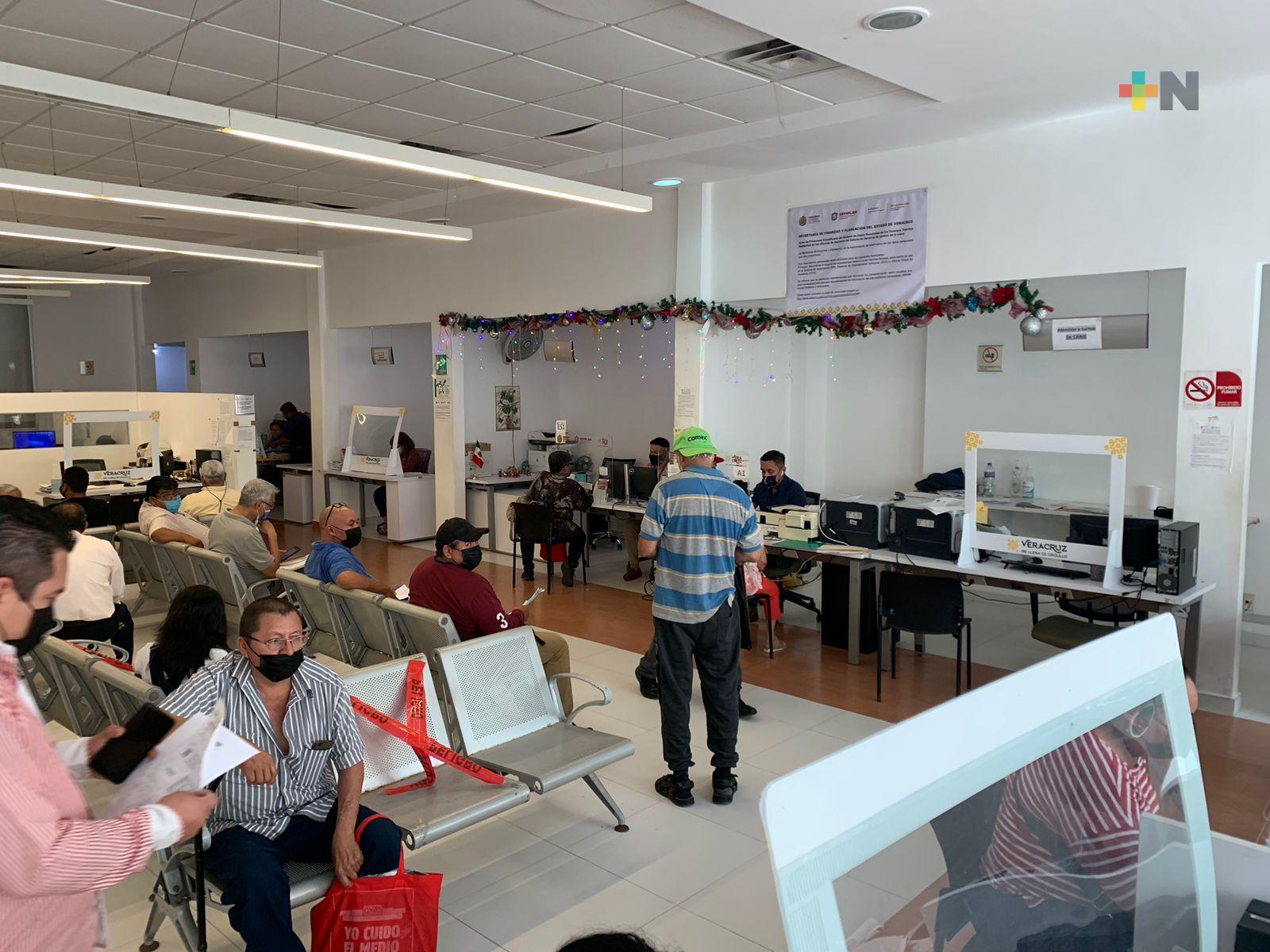 Aumenta afluencia de contribuyentes para reemplacar en Coatzacoalcos