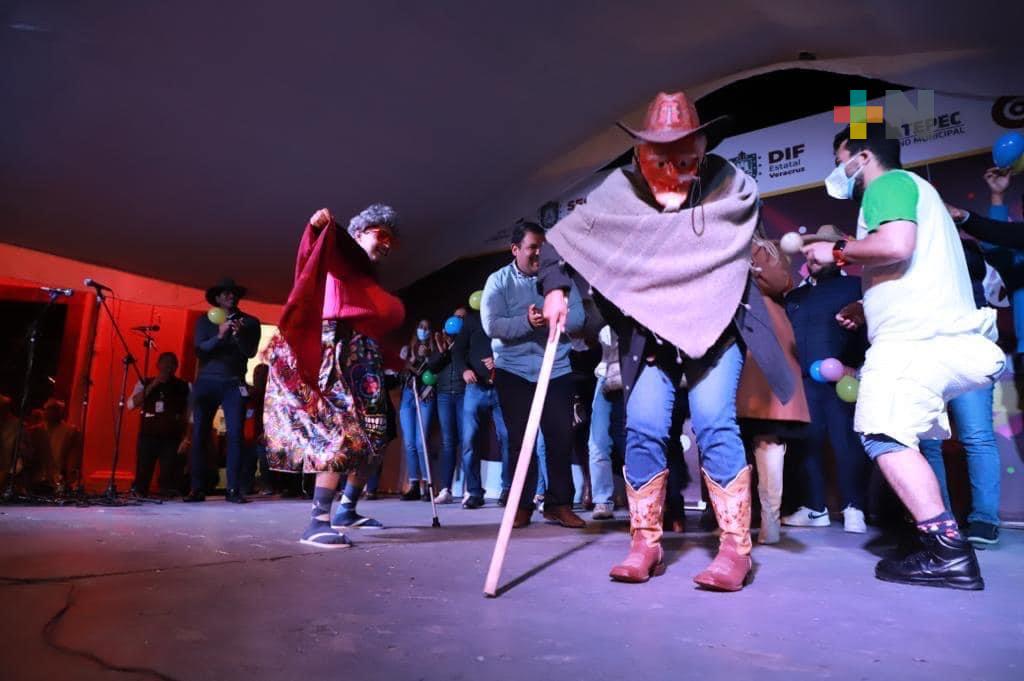 Exitosa exhibición de «El Viejo» se presentó en Festival Orgullo Navideño de Coatepec