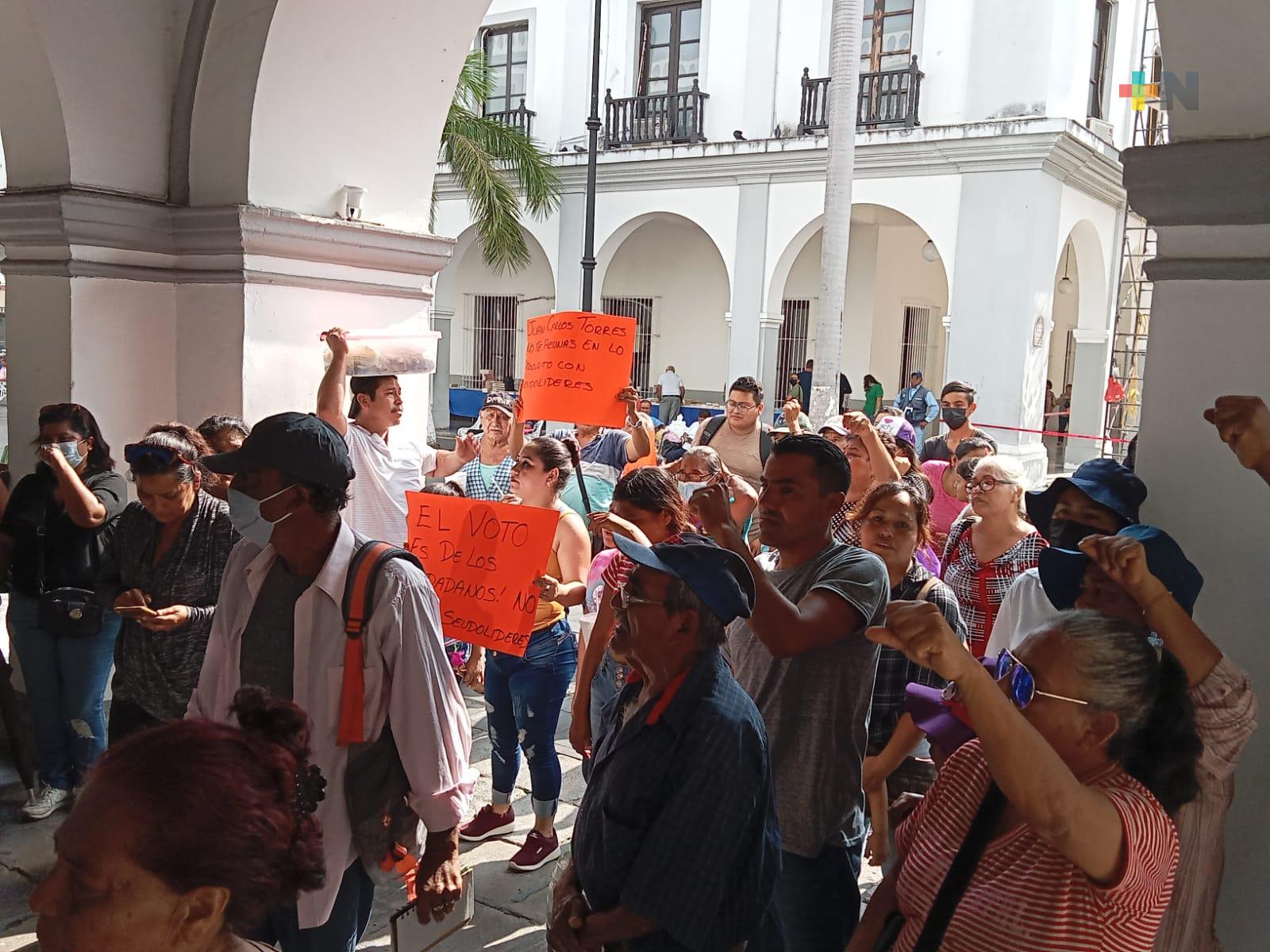 Se manifiestan en ayuntamiento de Veracruz, tienen semanas sin servicio de agua en colonia Cardenista
