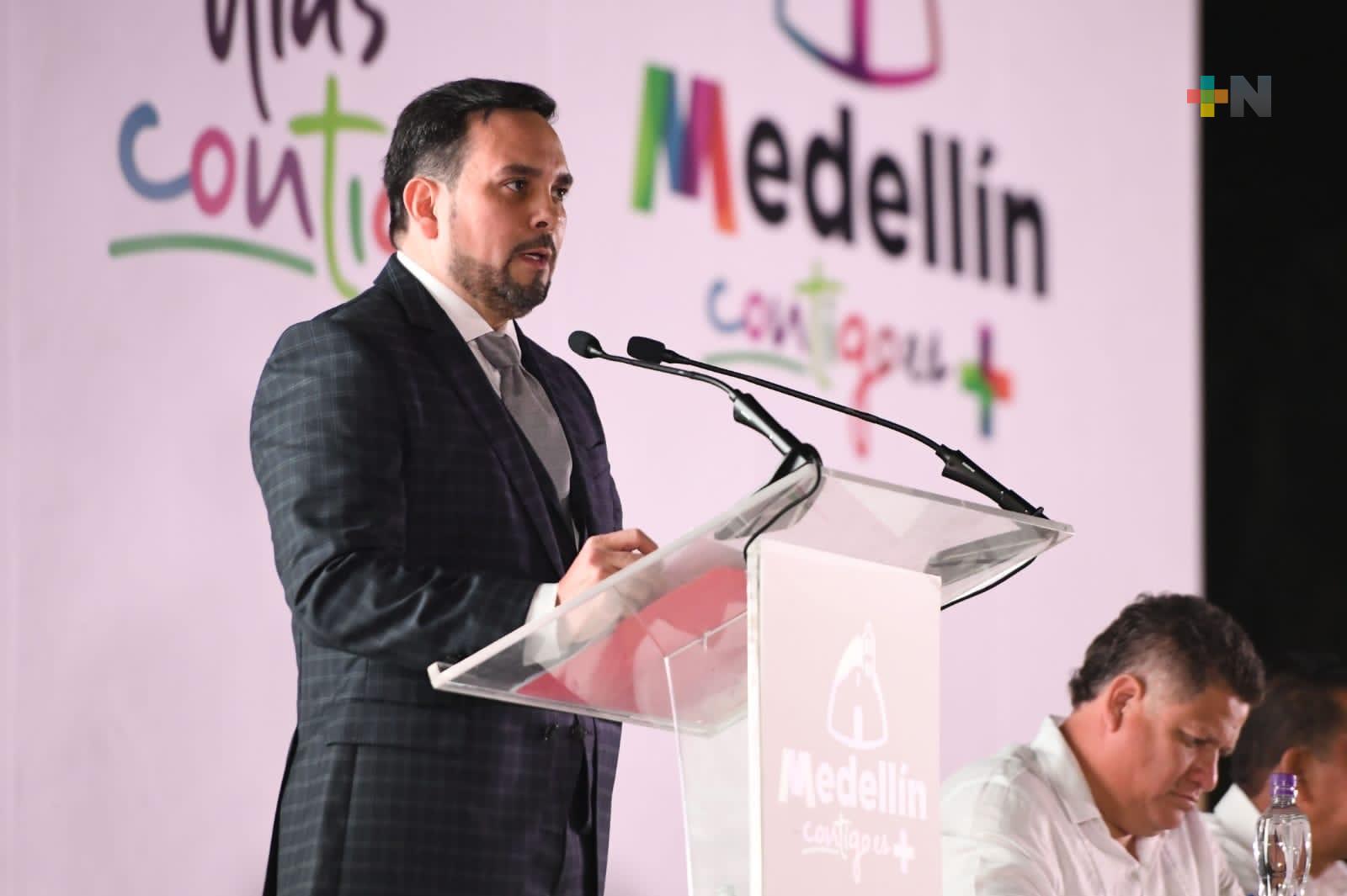 Alcalde de Medellín de Bravo rindió su primer informe de gobierno