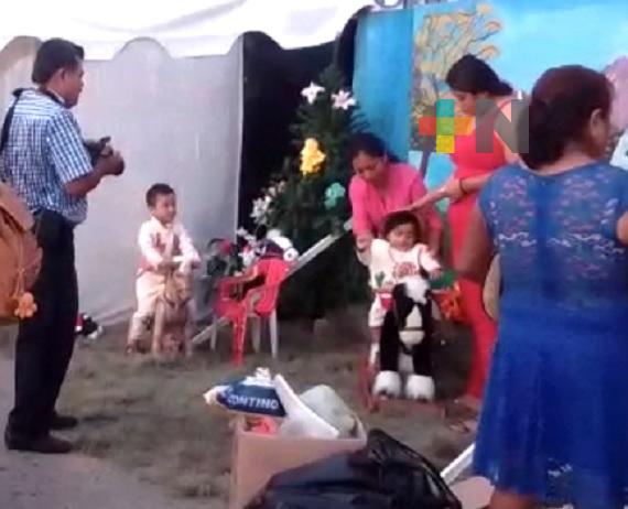 Padres de familia llevan a su hijos a catedral de Tuxpan