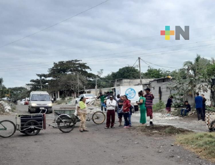 Por pleito con pepenadores, impiden salida de gente en fraccionamiento de Veracruz