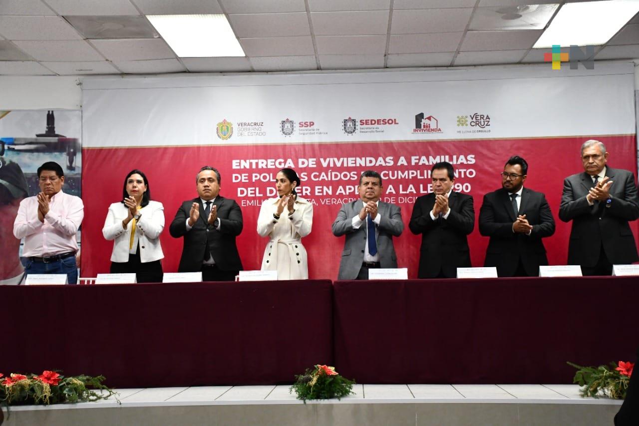 Gobierno entrega vivienda a familias de policías caídos en combate