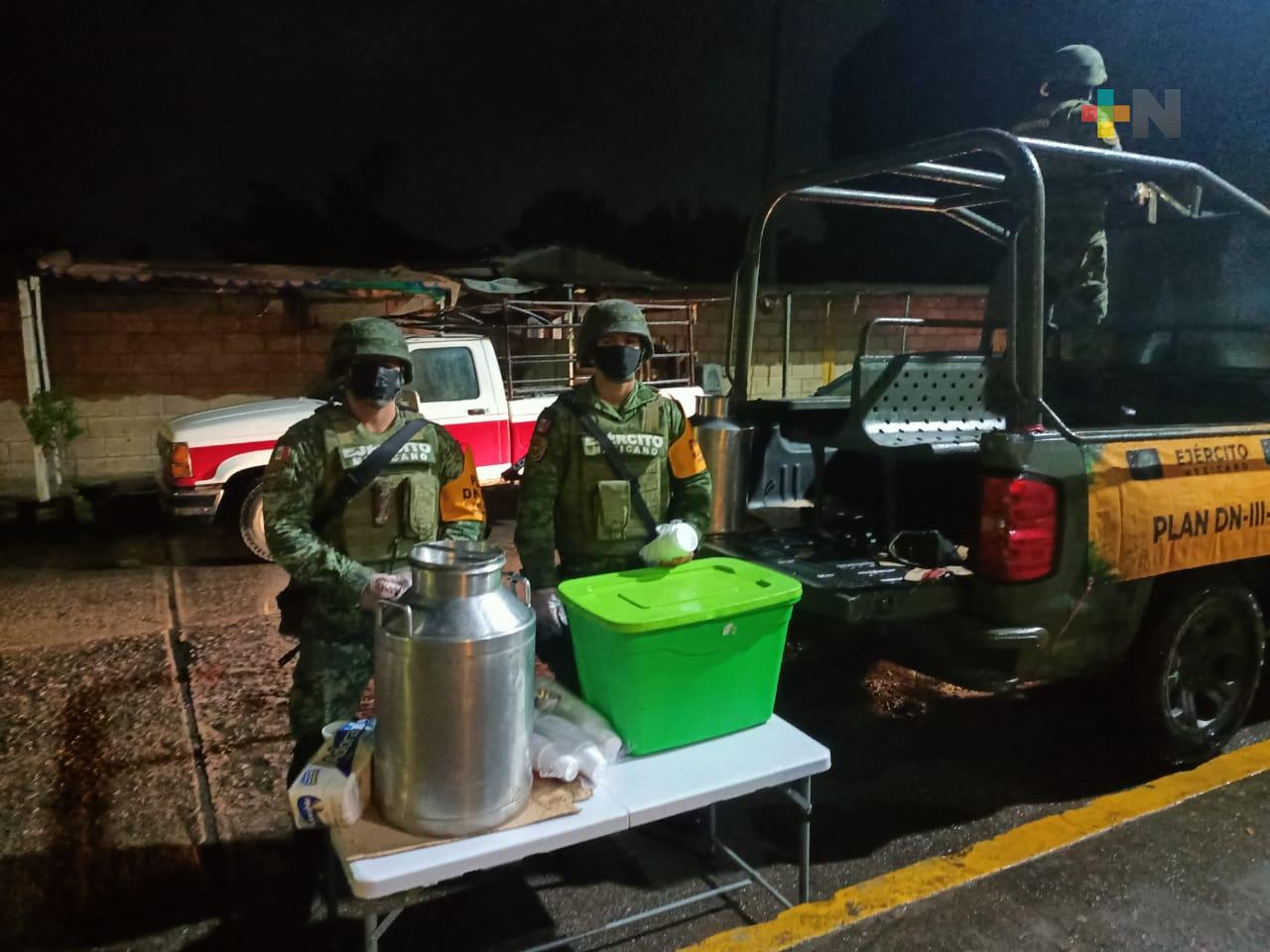 Sedena brindó alimentos a gente afuera de hospitales, en Martínez de la Torre