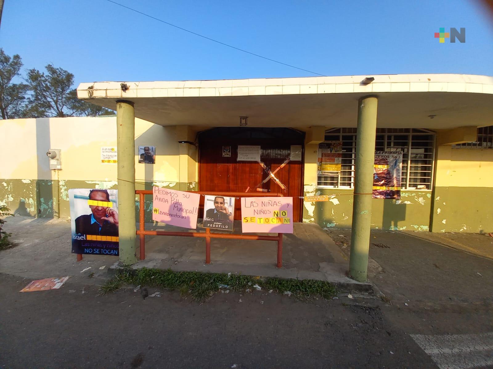 Padres de familia toman primaria; piden celeridad a denuncias contra docente